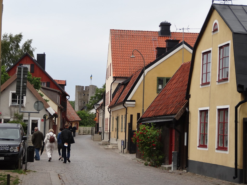 Walking tour of city of Visby 
